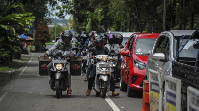 Kendaraan terjebak kemacetan di Kawasan Wisata Lembang, Kabupaten Bandung Barat, Jawa Barat, Sabtu (26/12/2020). [ANTARA FOTO/Raisan Al Farisi]