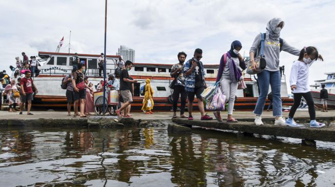 Sejumlah penumpang kapal dari Kepulauan Seribu tiba di Dermaga Kali Adem, Muara Angke, Jakarta, Sabtu (26/12/2020). [ANTARA FOTO/M Risyal Hidayat]