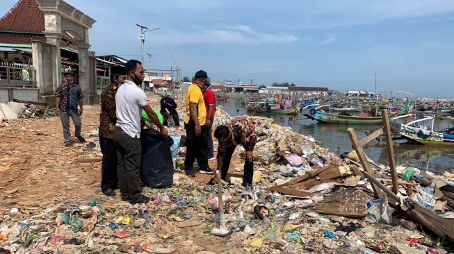 LSM FPBL dan PMII Sundra Adakan Bersih Pantai dan Tanam Pohon Mangrove