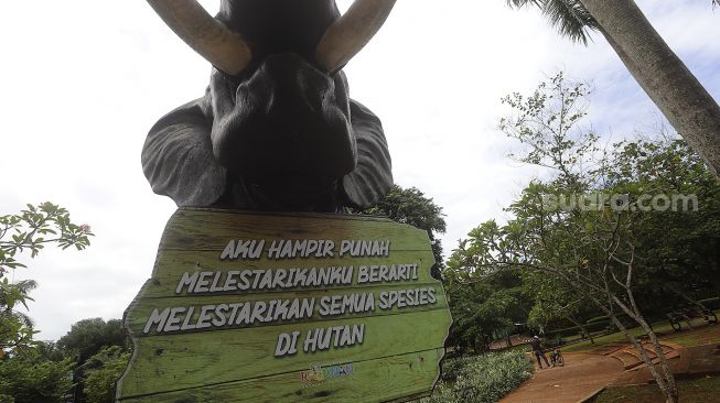 Pengunjung bersepeda di area Taman Margasatwa Ragunan, Jakarta, Sabtu (26/12/2020). [Suara.com/Angga Budhiyanto]