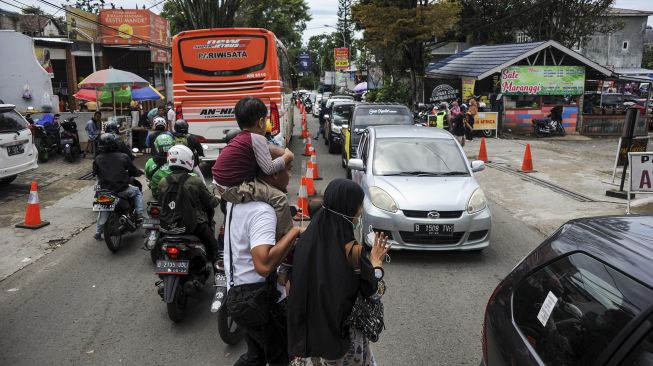 Kendaraan terjebak kemacetan di Kawasan Wisata Lembang, Kabupaten Bandung Barat, Jawa Barat, Sabtu (26/12/2020). [ANTARA FOTO/Raisan Al Farisi]