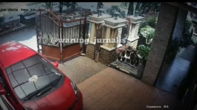 Rumah Mewah Kemalingan, Mobil Dibawa Kabur, Rekaman CCTV-nya Viral