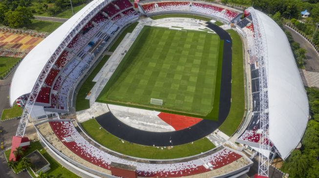 Foto aerial renovasi Stadion Gelora Sriwijaya Jakabaring (GSJ) yang diperuntukkan untuk venue Piala Dunia U20 2021 di Jakabaring Sport City (JSC), Palembang, Sumatera Selatan, Jumat (25/12/2020). [ANTARA FOTO/Nova Wahyudi]