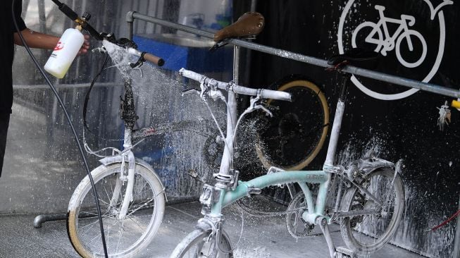 Pegawai mencuci sepeda konsumen di Bike 2 Wash Mayestik, Jakarta Selatan, Minggu (27/12/2020).  ANTARA FOTO/Sigid Kurniawan
