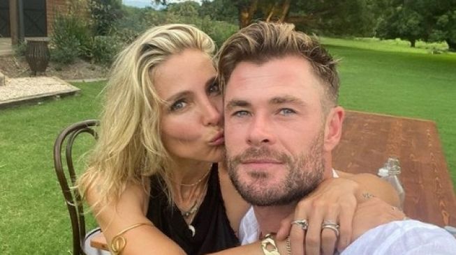 Chris Hemsworth Girang Naik Motor Bareng Istri di Bali, Warganet: Thor Aja Pakai Helm!