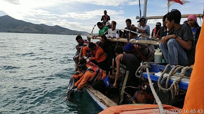 12  Jam Hilang, Nahkoda Kapal Nelayan Sinarjaya Ditemukan Tewas