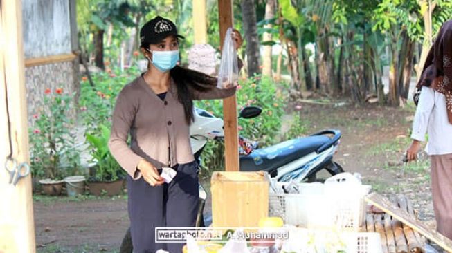 Gadis cantik bernama Eka Septia Erviana (17) rela berjualan sayur keliling di desa Dumpil RT 6 RW 1 kecamatan Dukuhseti Kabupaten Pati. (Facebook/@infoseputarpanturaa)