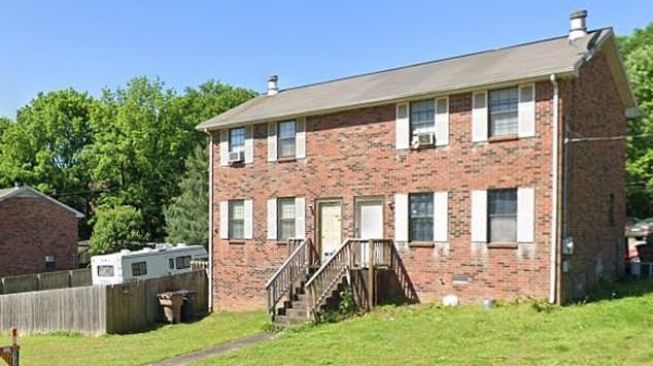 Mobil RV yang meledak di Nashville sedang parkir di sebelah rumah yang serahkan cuma-cuma pada wanita asing. (Google Street View)