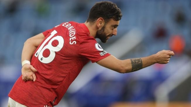 Gelandang serang Manchester United, Bruno Fernandes merayakan golnya ke gawang Leicester City pada laga Liga Inggris 2020/2021 di King Power Stadium, Sabtu (26/12/2020) malam WIB. [CARL RECINE / POOL / AFP]