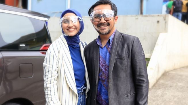 Aktris Zee Zee Shahab bersama suaminya, Prabu Revolusi saat ditemui di Kawasan Tendean, Jakarta Selatan, Kamis (24/12/2020). [Suara.com/Alfian Winanto]