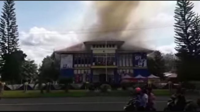 Libur Akhir Pekan, Gedung Pajak Pratama di Lubuklinggau Terbakar