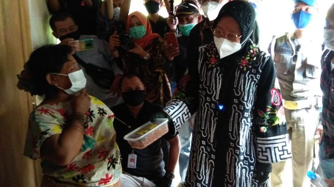 Blusukan Perdana Mensos Risma Bagi-Bagi Sambal Pecel Gang Dolly