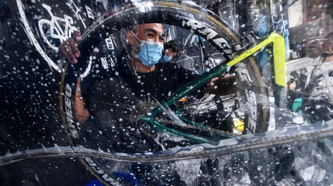 Pegawai mencuci sepeda konsumen di Bike 2 Wash Mayestik, Jakarta Selatan, Minggu (27/12/2020).  ANTARA FOTO/Sigid Kurniawan
