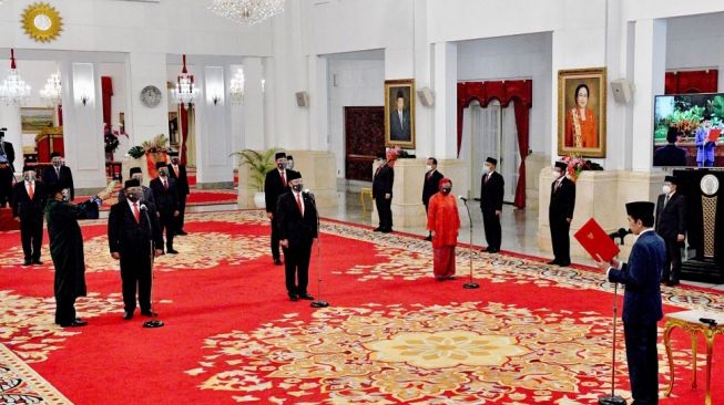 Presiden Joko Widodo (kanan) memimpin upacara pelantikan menteri Kabinet Indonesia Maju di Istana Negara Jakarta, Rabu (23/12/2020). [ANTARA FOTO/HO/Setpres-Agus Suparto