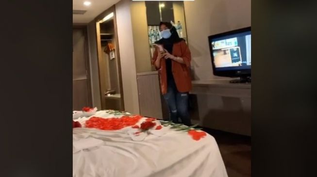 Istri sibuk foto-foto kasur saat bulan madu (tiktok)