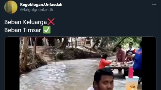 Video orang makan di tengah kali. (Twitter/@kegblgnunfaedh)