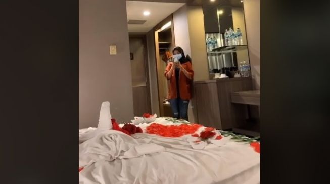 Suaminya Sabar Banget! Malam Pertama di Hotel, Istri Malah Sibuk Foto-foto