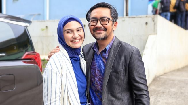 Aktris Zee Zee Shahab bersama suaminya, Prabu Revolusi saat ditemui di Kawasan Tendean, Jakarta Selatan, Kamis (24/12/2020). [Suara.com/Alfian Winanto]