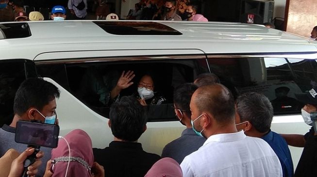 Mensos Risma pamitan di Pemkot Surabaya. (foto: Dimas Angga)