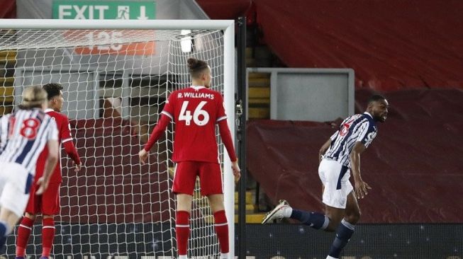 Bek West Bromwich Albion Semi Ajayi (kanan) melakukan selebrasi seusai menjebol gawang Liverpool dalam lanjutan Liga Inggris di Stadion Anfield, Liverpool, Inggris, Minggu (27/12/2020) waktu setempat. (ANTARA/REUTERS/POOL/Clive Brunskill)