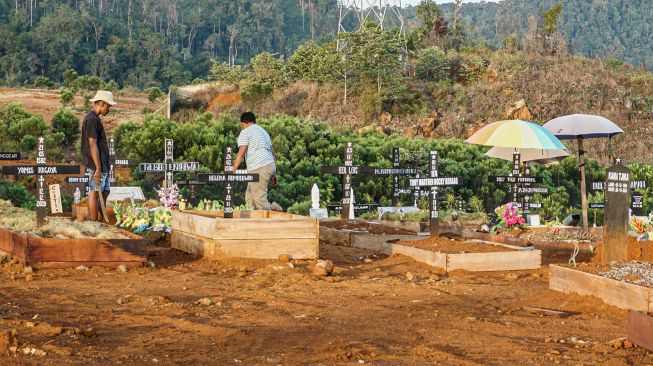 Sejumlah keluarga korban berziarah di tempat pemakaman khusus COVID-19 di Buper Waena, Kota Jayapura, Papua, Senin (28/12/2020).  ANTARA FOTO/Indrayadi TH