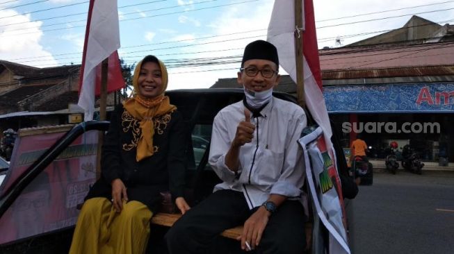 Petahana Lurah Pendowoharjo Hilmi Hakimudin bersama sang istri, Faiqoh, diarak warga usai pemungutan suara Pemilihan Lurah, Minggu (27/12/2020). - (SuaraJogja.id/Muhammad Ilham Baktora)