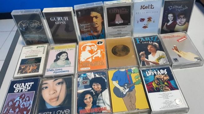 Koleksi kaset pita milik Awan di Kota Makassar / [Foto SuaraSulsel.id: Lorensia Clara Tambing] 