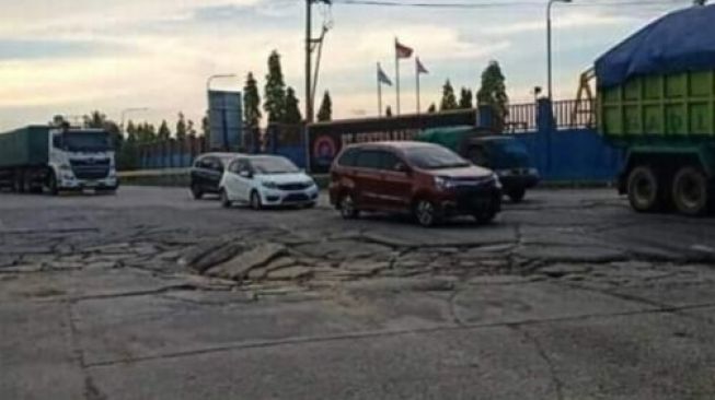 Kondisi Jalan Lingkar Selatan Cilegon Hancur, Potensi Terjadi Laka Lantas