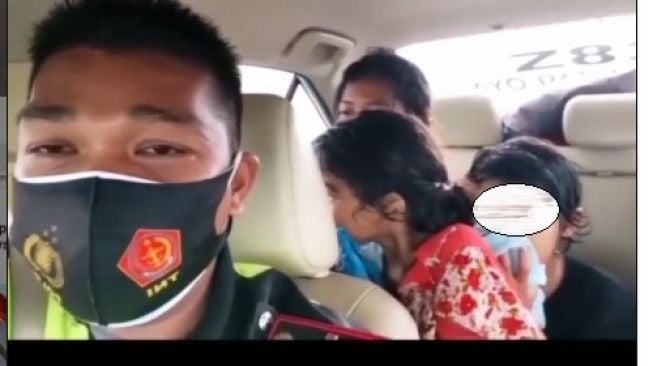 Polisi membantu evakuasi wanita bersama 2 anak yang berjalan di bahu tol  (Instagram)