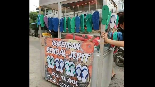 Viral Warung Sandal Jepit Goreng, Balutan Tepungnya Bikin Geleng Kepala