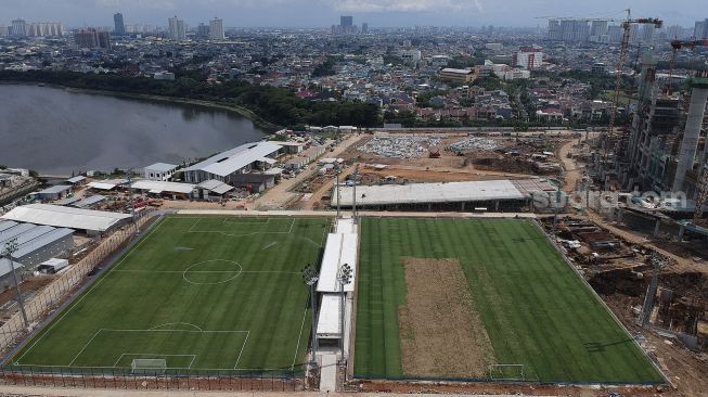 Foto aerial lapangan latih Jakarta International Stadium (JIS), Jakarta, Senin (28/12/2020). [Suara.com/Angga Budhiyanto]