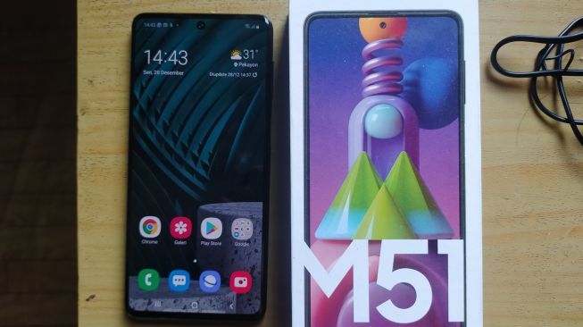 Samsung Galaxy M51, ponsel yang sangat cocok digunakan untuk bermain game dan menikmati video. [Suara.com/Dicky Prastya]