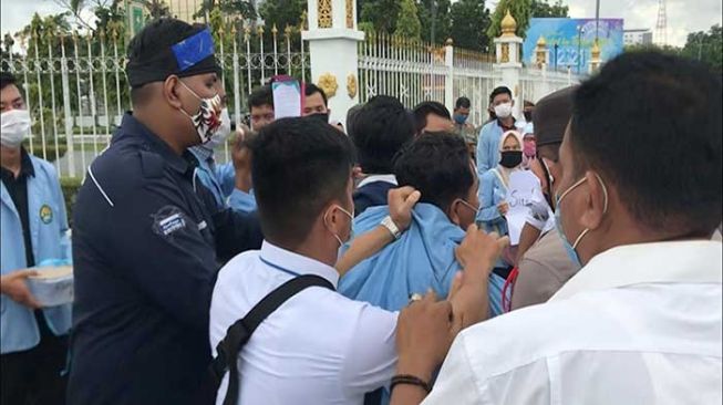 Teatrikal "Kado Tikus" Mahasiswa Unri Depan Kantor Gubri Dibubarkan Polisi