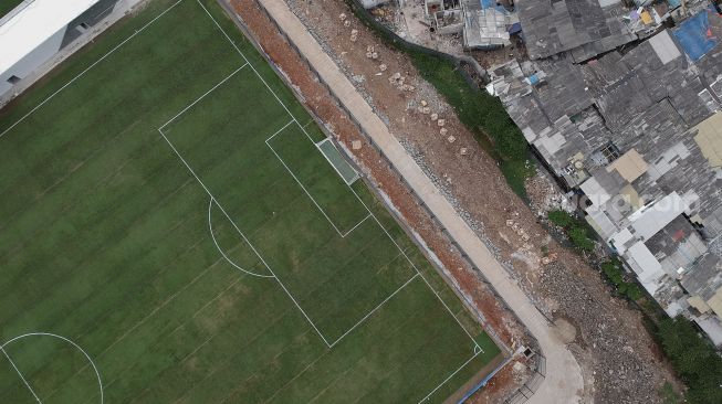 Foto aerial lapangan latih Jakarta International Stadium (JIS), Jakarta, Senin (28/12/2020). [Suara.com/Angga Budhiyanto]