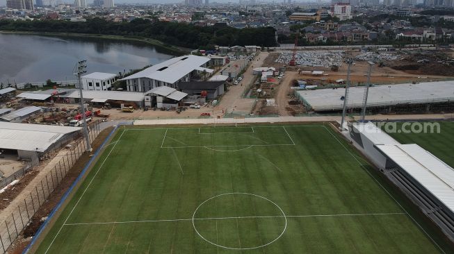 Foto aerial lapangan latih Jakarta International Stadium (JIS), Jakarta, Senin (28/12/2020). [Suara.com/Angga Budhiyanto]