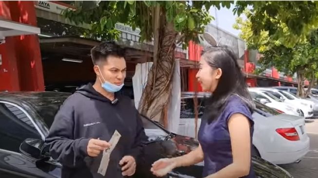 Baim Wong beli mobil untuk hadiah putra pertamanya. - (YouTube/BaimPaula)