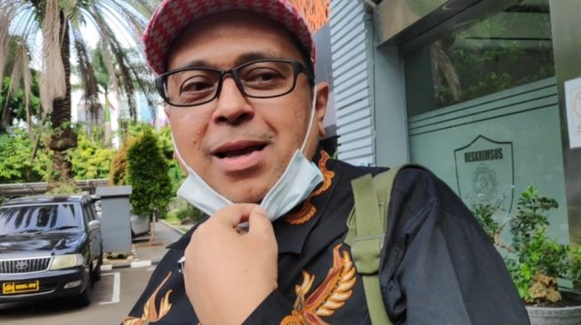Haikal Hassan usai diperiksa terkait kasus bertemu Nabi Muhammad SAW di Polda Metro Jaya, Jakarta, Senin (28/12/2020). [Suara.com/Bagaskara]