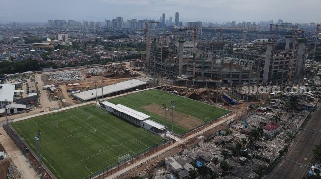 Foto aerial lapangan latih Jakarta International Stadium (JIS), Jakarta, Senin (28/12/2020). [Suara.com/Angga Budhiyanto]