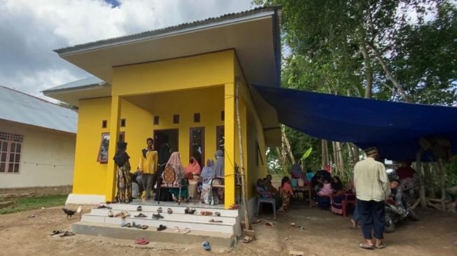 Kakek Sakka yang viral karena salat pakai seragam SMA mendapat bantuan rumah baru / [Foto: Andi Salsabilah Sahlaa]