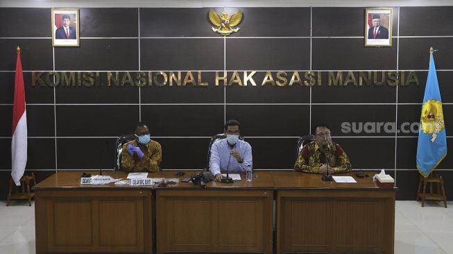 Komisioner Komnas HAM Amiruddin (tengah) didampingi Choirul Anam (kiri) dan Beka Ulung Hapsara (kanan) memberikan keterangan kepada awak media di Gedung Komisi Nasional Hak Asasi Manusia, Jakarta, Senin (28/12/2020). [Suara.com/Angga Budhiyanto]