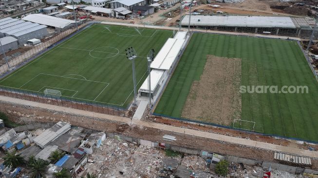 Foto aerial lapangan latih Jakarta International Stadium (JIS), Jakarta, Senin (28/12/2020). [Suara.com/Angga Budhiyanto]