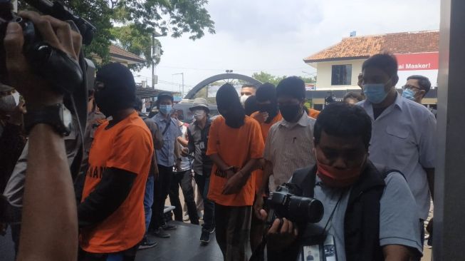 Kelompok begal sadis digiring polisi menuju aula Polres Metro Bekasi Kota.[Suara.com/Antonio]