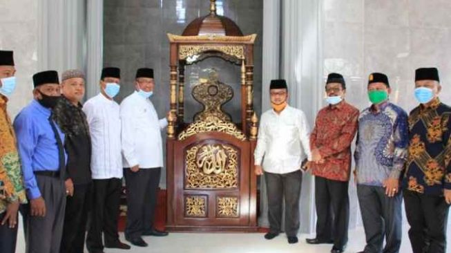 Heboh Foto Bupati Masuk Masjid Pakai Sepatu, Kemenag Solok Bilang Begini