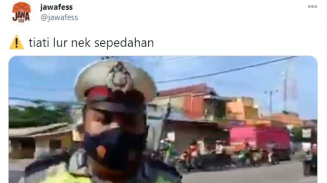 Detik-detik kecelakaan di belakang polisi yang sedang beri himbauan. - (Twitter/@jawafess)