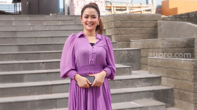 Potret Jadul Suami Vega Darwanti Viral, Dibilang Mirip Raffi Ahmad