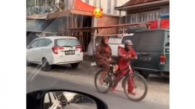 Auto Baper! Momen Suami Dorong Sepeda yang Dinaiki Istri Bikin Publik Iri