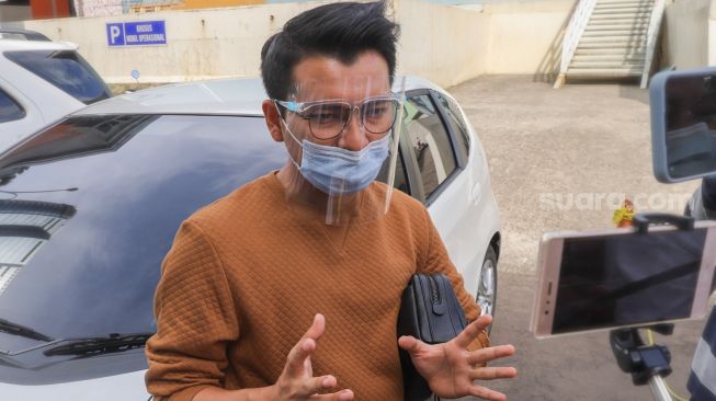 Penyanyi Reza Surya Putra saat diwawancarai awak media di Kawasan Tendean, Jakarta Selatan, Senin (28/12/2020). [Suara.com/Alfian Winanto]