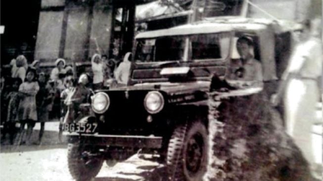 Pahlawan AK Gani dengan jeepnya [jepretan foto dok. sejarahwan]