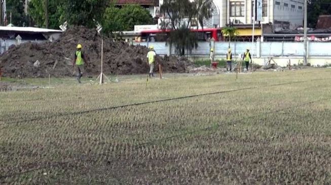 Sejumlah karyawan proyek saat beraktivitas renovasi lapangan persiapan Piala Dunia U-20, di Lapangan Kotabarat Solo, Selasa (29/12/2020). (ANTARA/Bambang Dwi Marwoto)