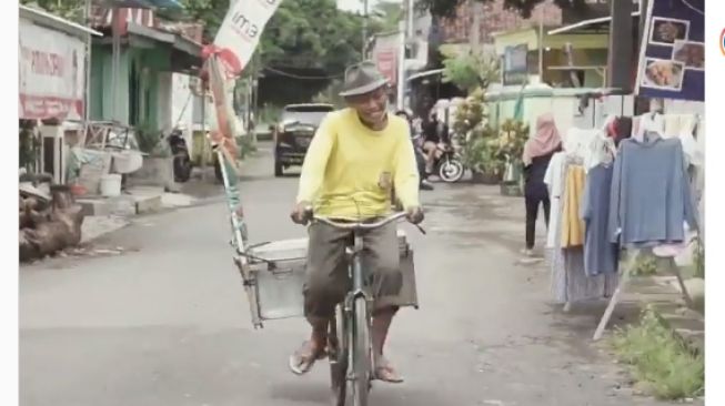 Mbah Jali penjual es lilin keliling. [Instagram/@kitabisacom]